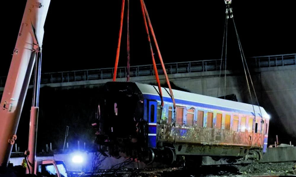 Με την πλάτη στον τοίχο η κυβέρνηση: 1,3 εκατ. άνθρωποι προειδοποιούν για τη συγκάλυψη του εγκλήματος στα Τέμπη